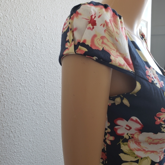 Fit and Flared Floral Summer Dress - Picture 4 of 10